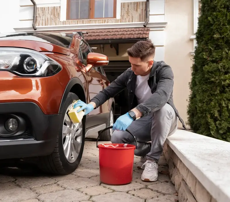 Lavage auto à domicile Guesnes : professionnel intervenant sur un véhicule